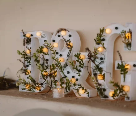 Természetközeli esküvői díszítés LED-fényekkel és természetes alapanyagokkal.