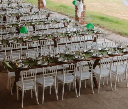 Széppatak Farm esküvői helyszín rusztikus stílusban feldíszített asztalokkal.