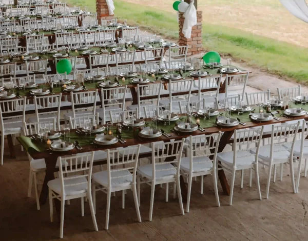Széppatak Farm esküvői helyszín rusztikus stílusban feldíszített asztalokkal.