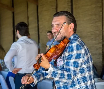 Hegedűs zenész, amit az esküvőszerzés szolgáltatáscsomag része a Széppatak Farmon.